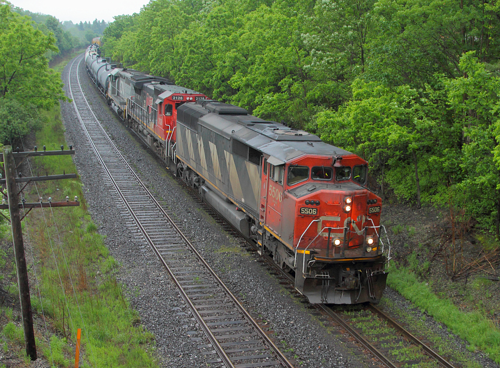A late 509 heads west to Sarnia with a nice lashup consisting of a SD60f, a C40-8 in the 15th anniversary scheme, and a grey GTW SD40-3.