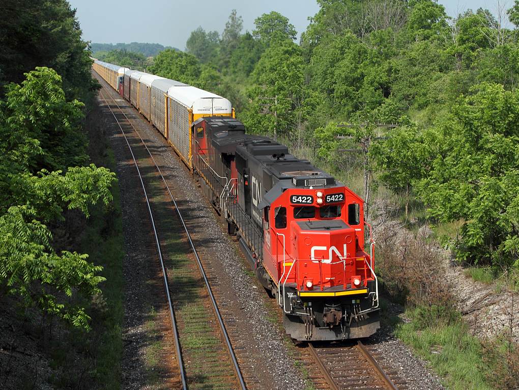 CN 5422 provides the headlights for 148, while the trailing GE provides all the power. The crew had to stop in London to talk to the diesel doctor about their leader, with the option of picking up another unit there.