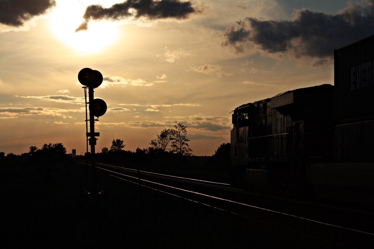 CN 111 knocks down the advance signal at 126.1 at Kitella heads for Watrous after 114 completed a change and left town which is seen in the distance. The 111 crew chuckled to 114 to get its butt moving because they had Via 1 on there tail end also wanting to get into Watrous.