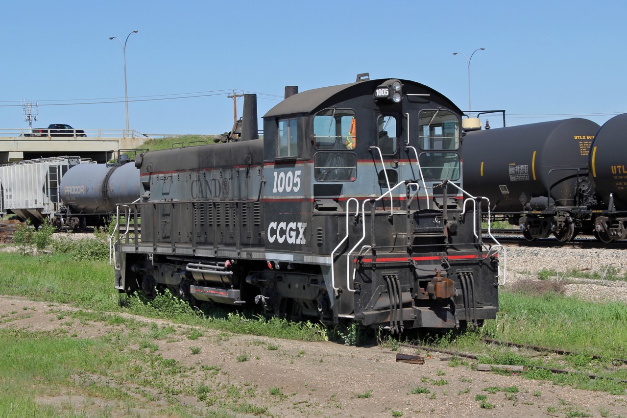 Looking very much an orphan SW1200RSu 1005 sits at the end of a neglected looking siding in CANDO's yard in East Edmonton.