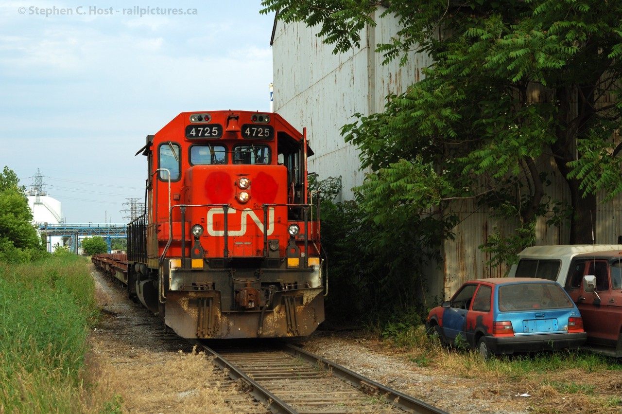 CN 4725 looks about as good as the car on the right as the crew of the Steel Train, Train 599 grab Tim Hortons before heading to Stelco Nanticoke via the CNR/SOR.