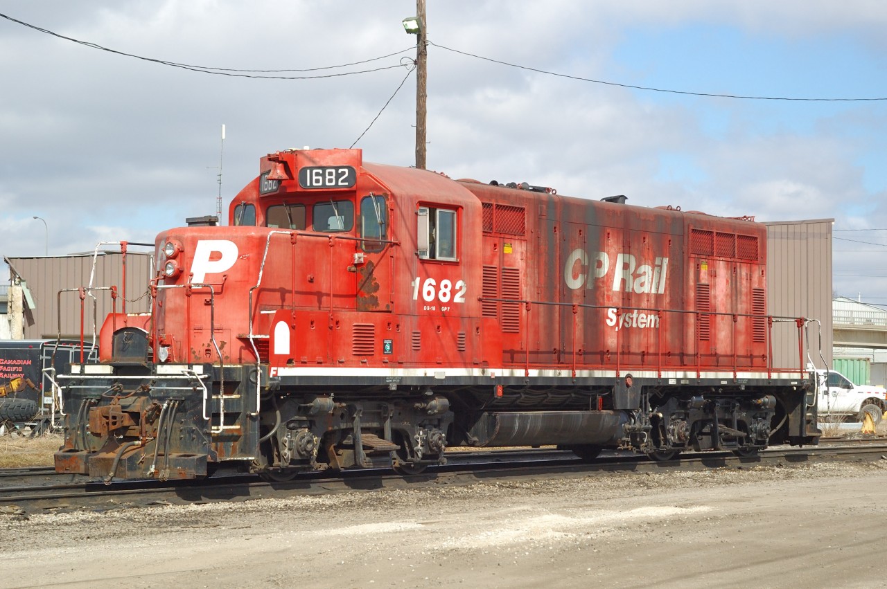 CP 1682, formerly TH&B 72 sits in London yard - by this time it was barely being used due to deteriorating condition of the engine. It has since been scrapped and parts used in CP 2212 - the first CP20C-ECO assigned in Canada: http://www.railpictures.ca/?attachment_id=10187