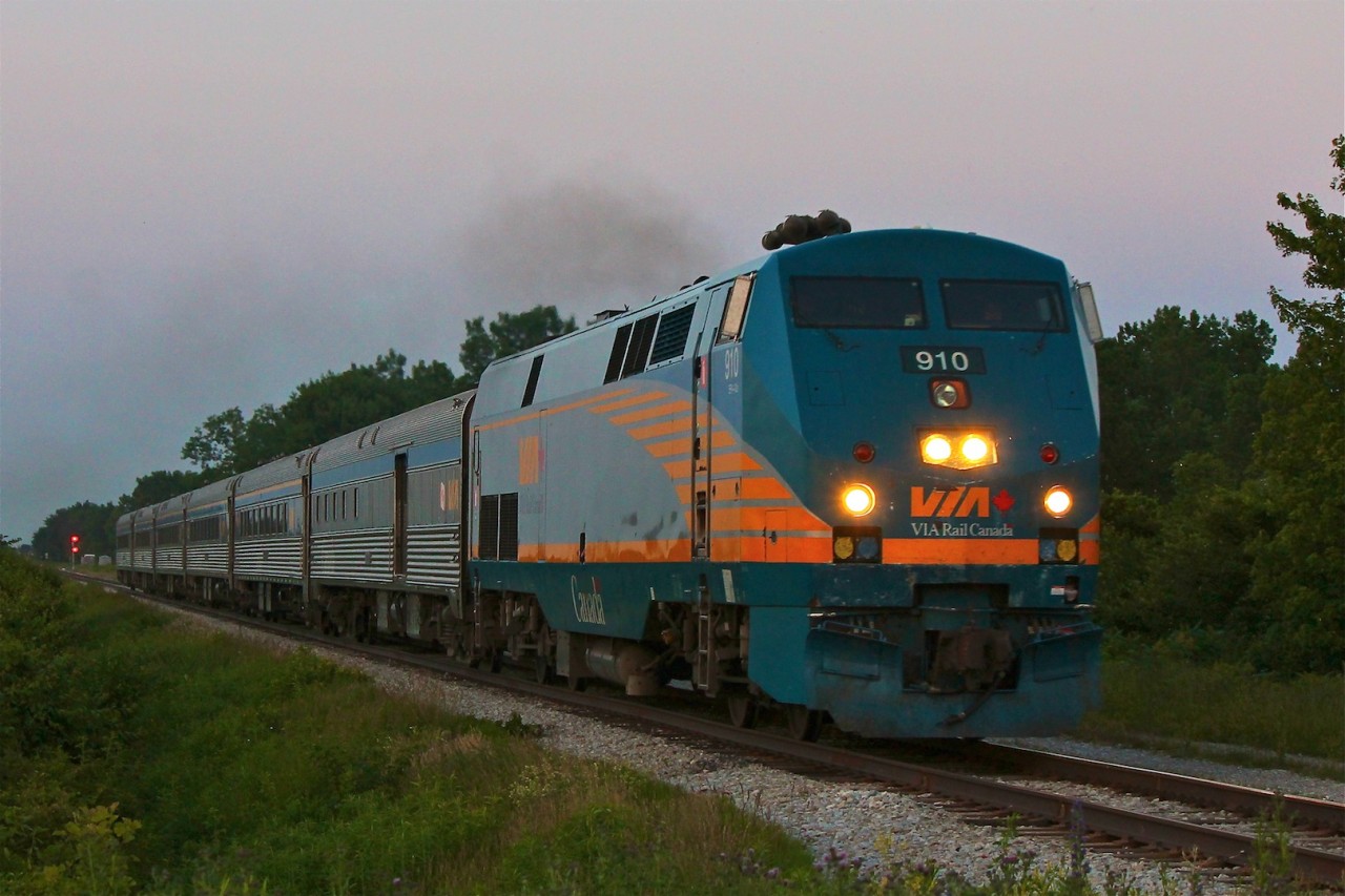 For the first time this year I caught VIA 75 in light. Tomorrow marks the longest day of the year, and also the countdown of the days you can still catch her in SOME light. Here we have 910 leading a rake of stainless steel equipment; a "proper" train including baggage car. Even I must admit that the P42 doesn't look THAT bad with coaches that somewhat match it's height.