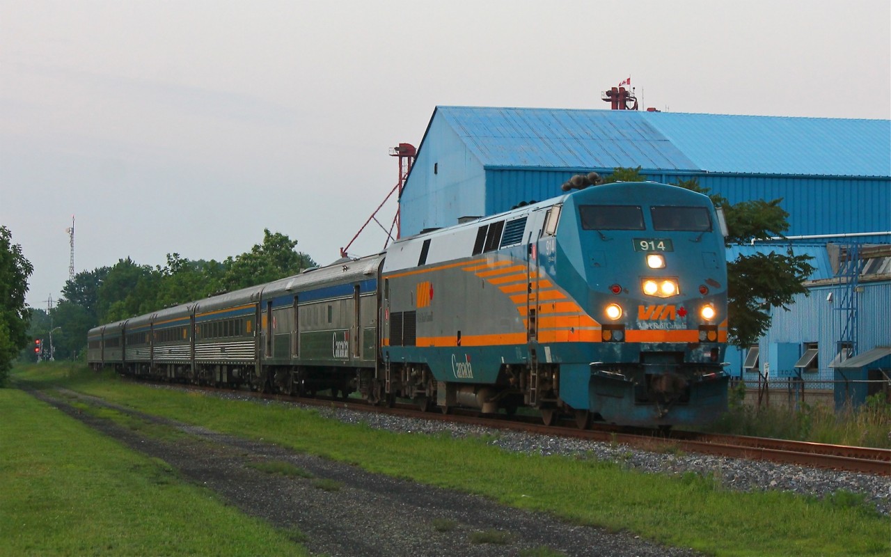 WIth light fading VIA 75 makes another welcome appearance in Chatham. P42DC 914 gives a few toots of the horn for myself and a family watching the train near by just before it's arrival at the station.