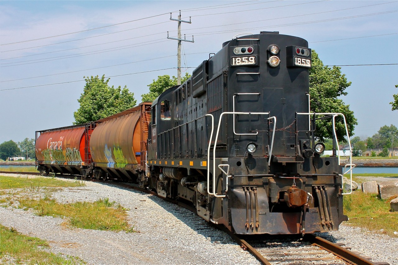 TRRY MLW RS18u #1859 (ex Ottawa Central/New Brunswick East Coast/Canadian Pacific) rounds the bend on the harbour spur of the Port Colborne Harbour Railway to service South Pier Terminals. Nothing will ever beat the chugging of an ALCO engine.
