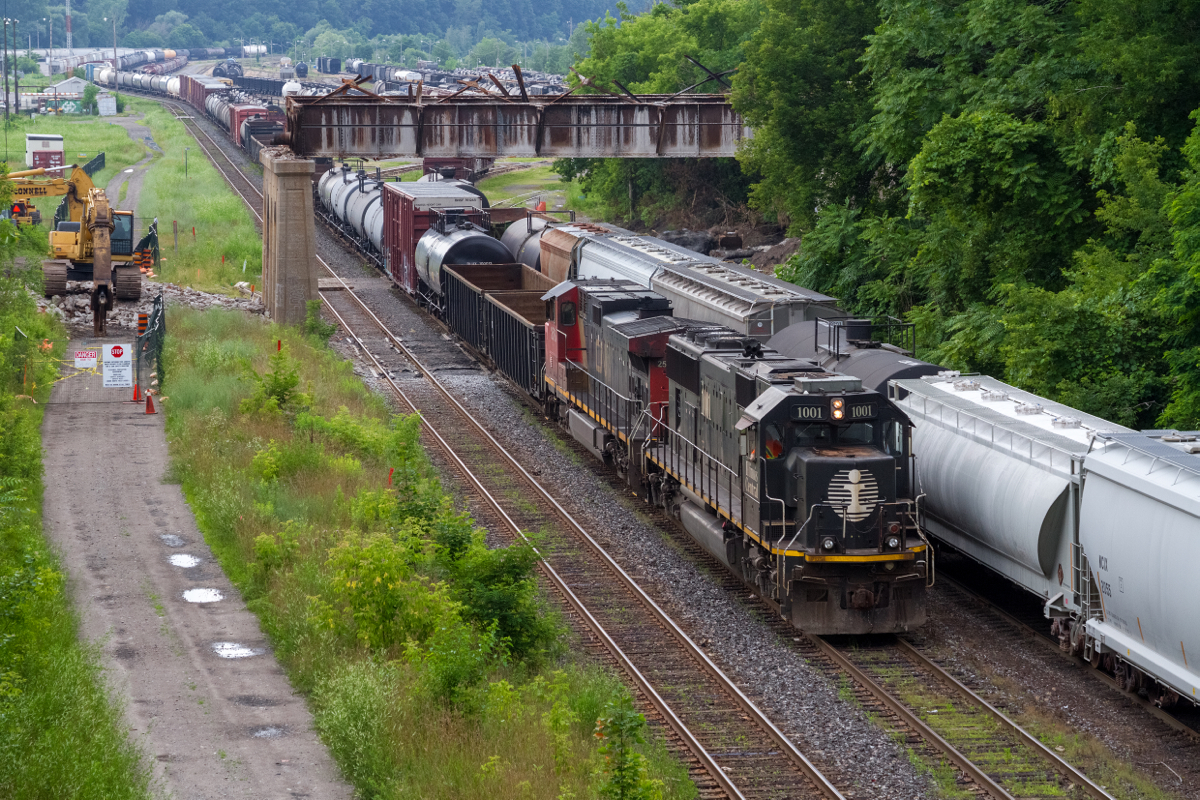 Railfanning in the city of Hamilton, Illinois Central Sunday evening rail...a sight for sore eyes indeed, IC 1001 leads train 330 from Sarnia with traffic for Port Robinson at Stuart Street Yard. In the background one can notice something is obviously missing, yes, the 1929 built Bay Street bridge is in the demolition process to make way for a new non-rotted out bridge.