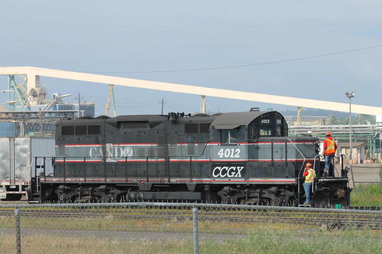 Railpictures.ca Bryan Martyniuk Photo The crew on CANDO CCGX 4012