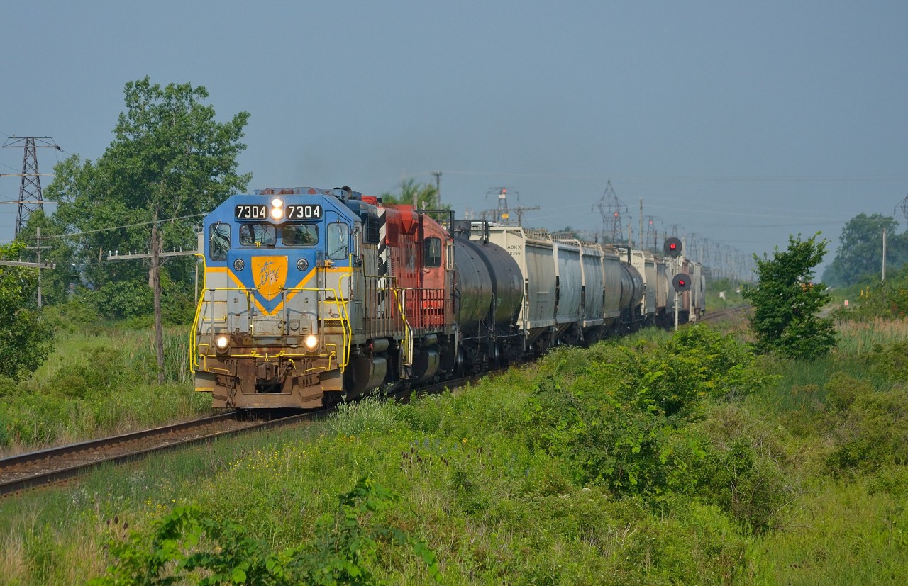 D&H 7304 along with CP 3015 lead T29 eastbound past the east switch at Tilbury as they head for Chatham.