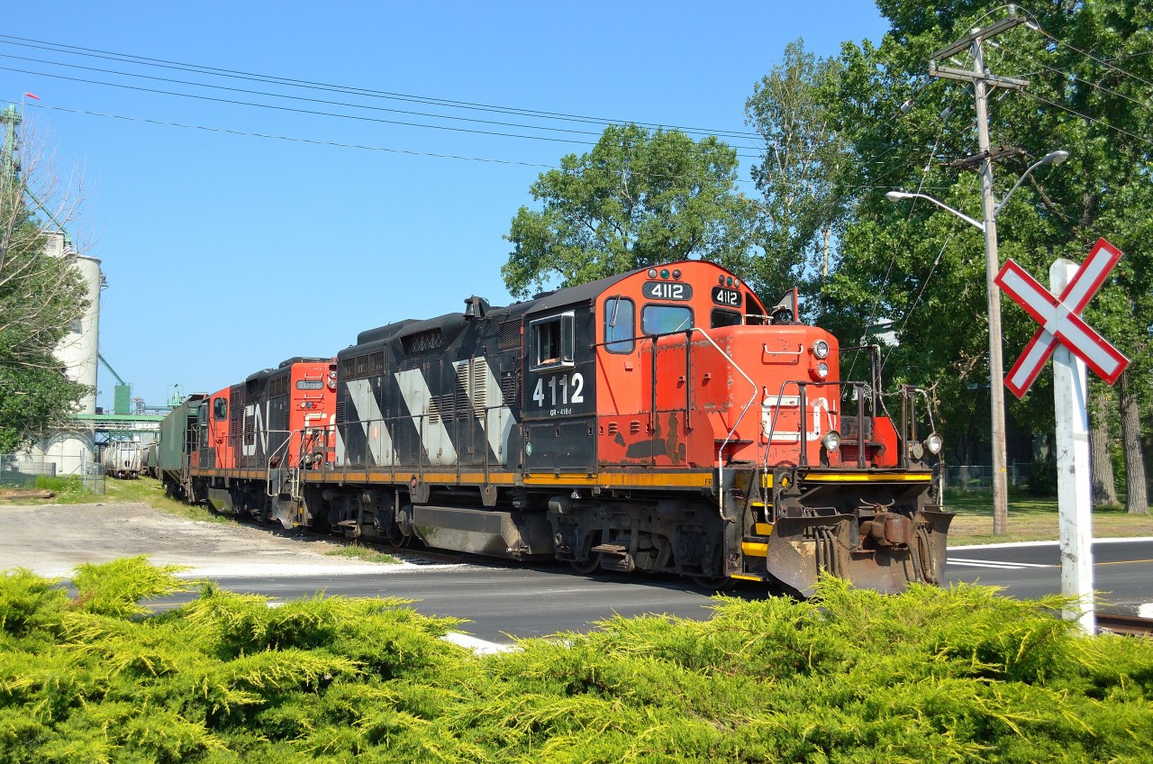 CN 4112 & 7058 shove their cut of hopper cars back into the grain elevator at the end of the Point Edward Spur in Sarnia.