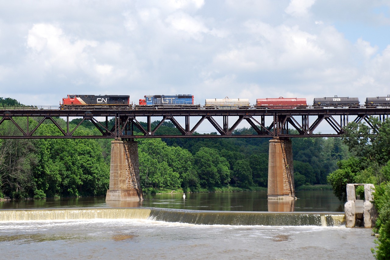 CN 331 crosses the Grand River with GTW 5936 trailing, which is the last GTW-blue SD40-2 in service.
