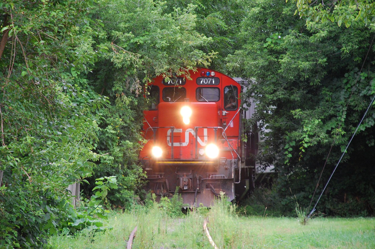 A photo that likely won't make the CN Annual Report, CN 580 makes its once a week journey through the jungle approaching Cayuga Street on their way to switch Ingenia.