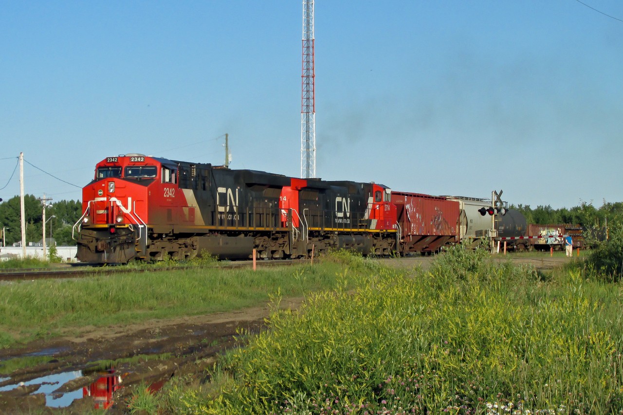 ES44DC 2342 and DASH 9-44CW 2714 restart their westbound freight after a meet at Ardrossan.
