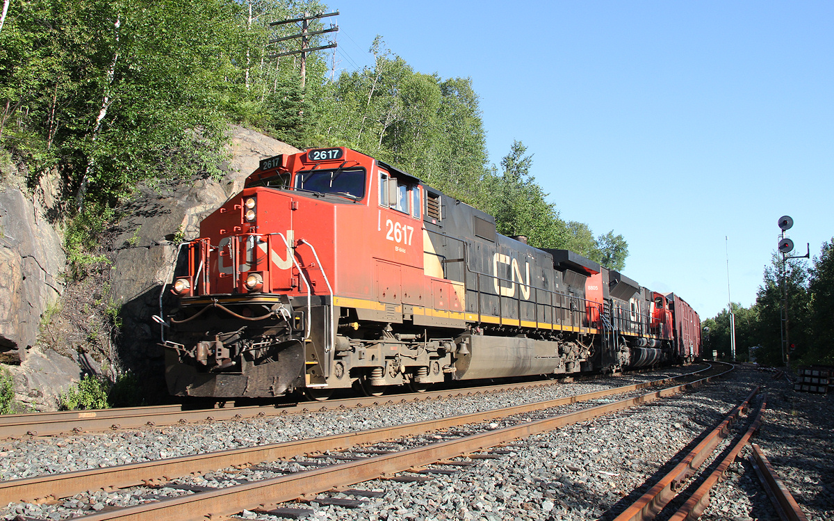 CN 316 eases into Milnet with 61 mixed (mostly crude oil from Manitoba) and 46 racks.