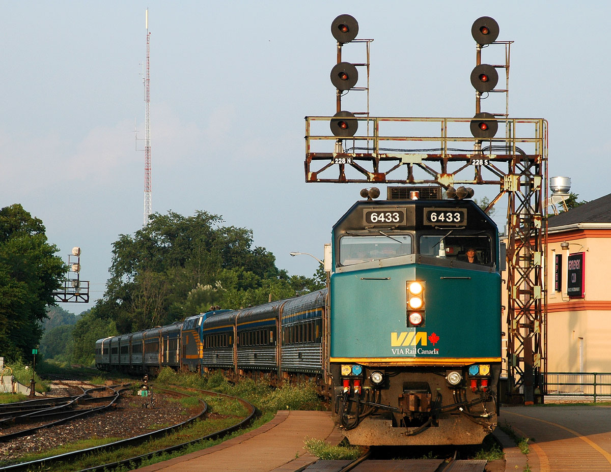 A Joint VIA 75/83 is seen arriving at Brantford at 19:37 with VIA 6433, 4 stainless coaches, VIA 914, 1 baggage car, 6 more stainless coaches and Lounge Car #1750