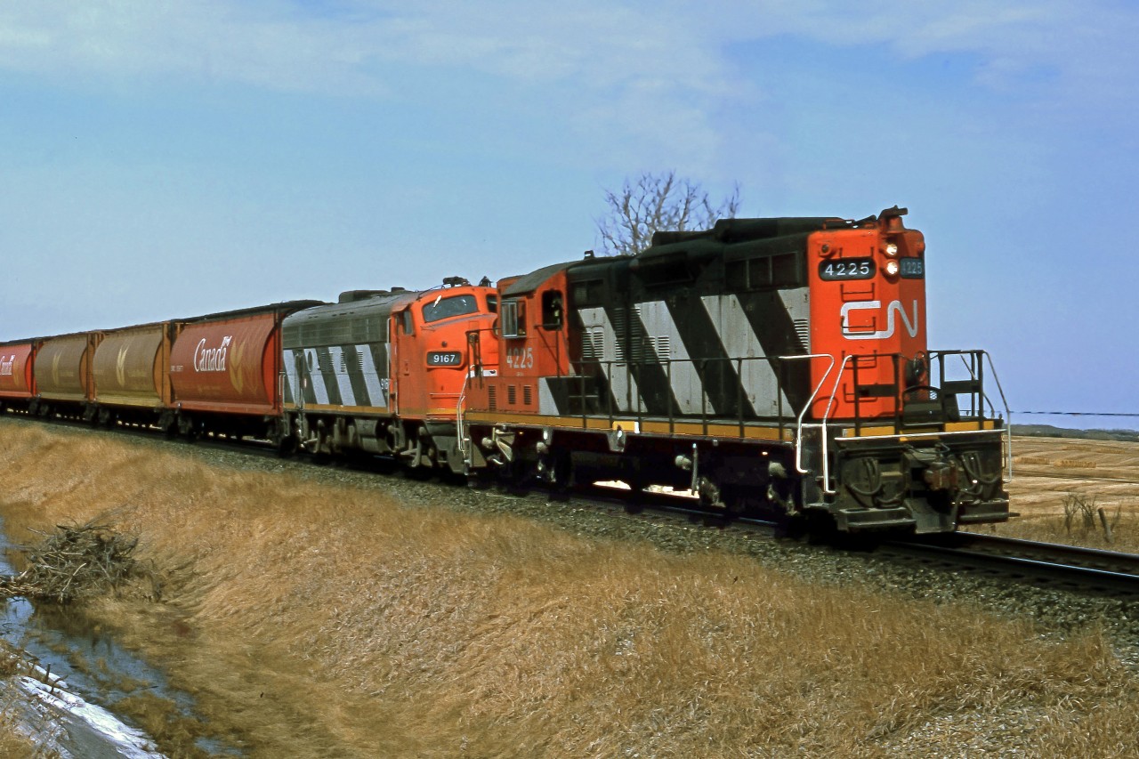 GP9 CN 4225 running long hood forward and F7(A) CN 9167 head east at Ardrossan in March 1987