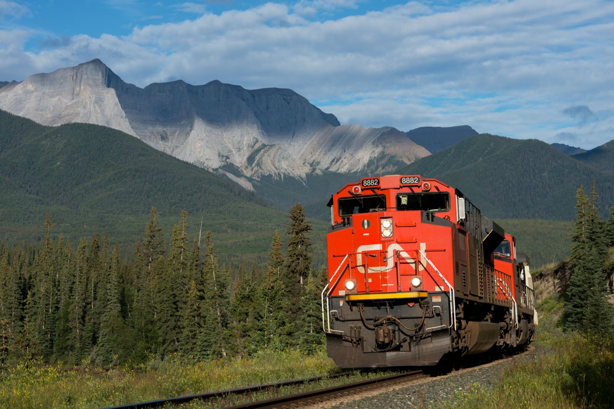 CN #412 finally departs Swan Landing Alberta after quite a bit of work in the yard with 8882 and 2727 on the point.