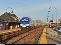 In the Sunset, AMT #121 is pulling by 2 ALP-45DP (AMT 1364 & AMT 1357) on the Montréal/Vaudreuil-Hudson line. The train is making a stop at AMT Valois station.
