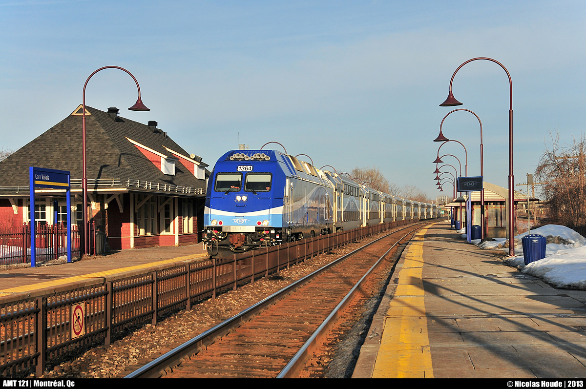 In the Sunset, AMT #121 is pulling by 2 ALP-45DP (AMT 1364 & AMT 1357) on the Montréal/Vaudreuil-Hudson line. The train is making a stop at AMT Valois station.