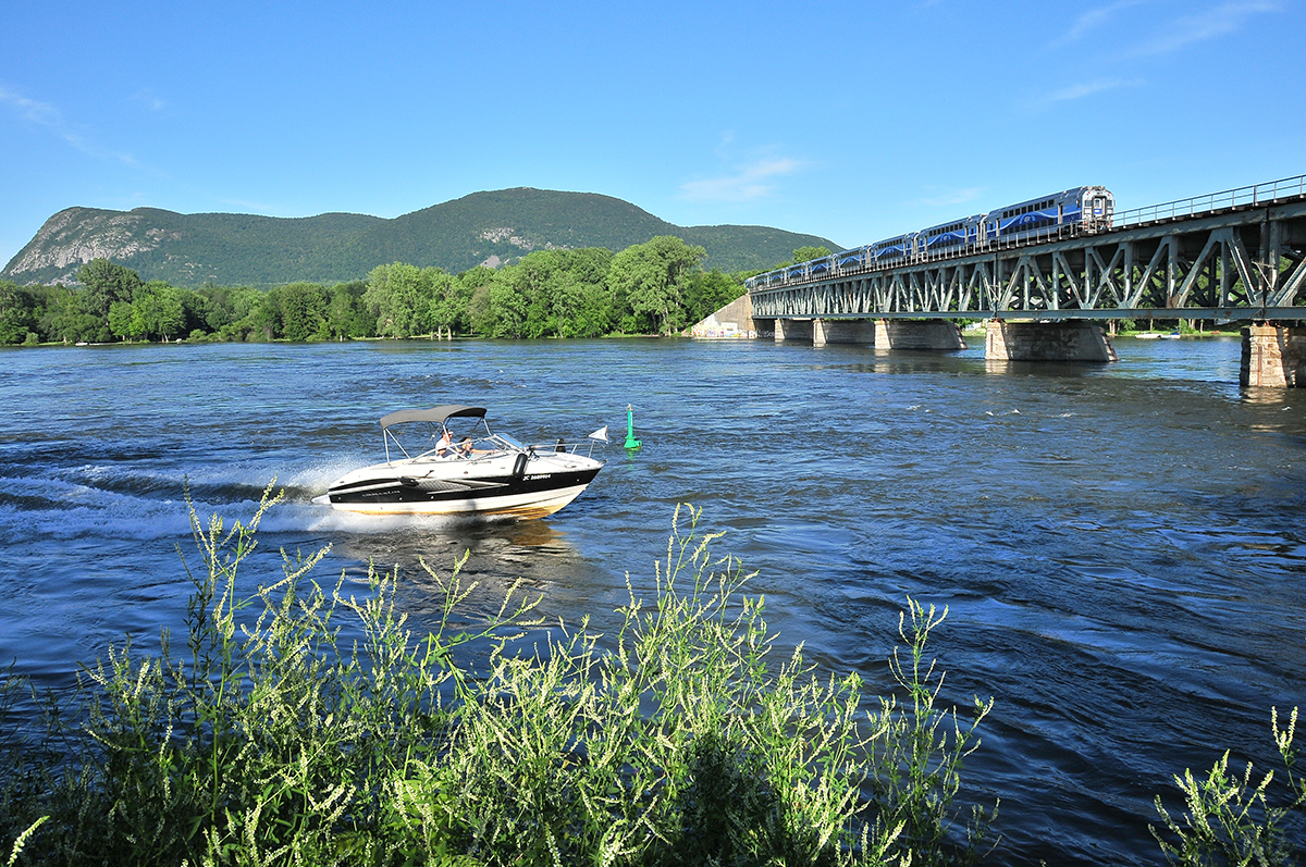 Trains and water! By a gorgeous summer day, AMT 816 is passing over the Richelieu river at Beloeil, Qc.