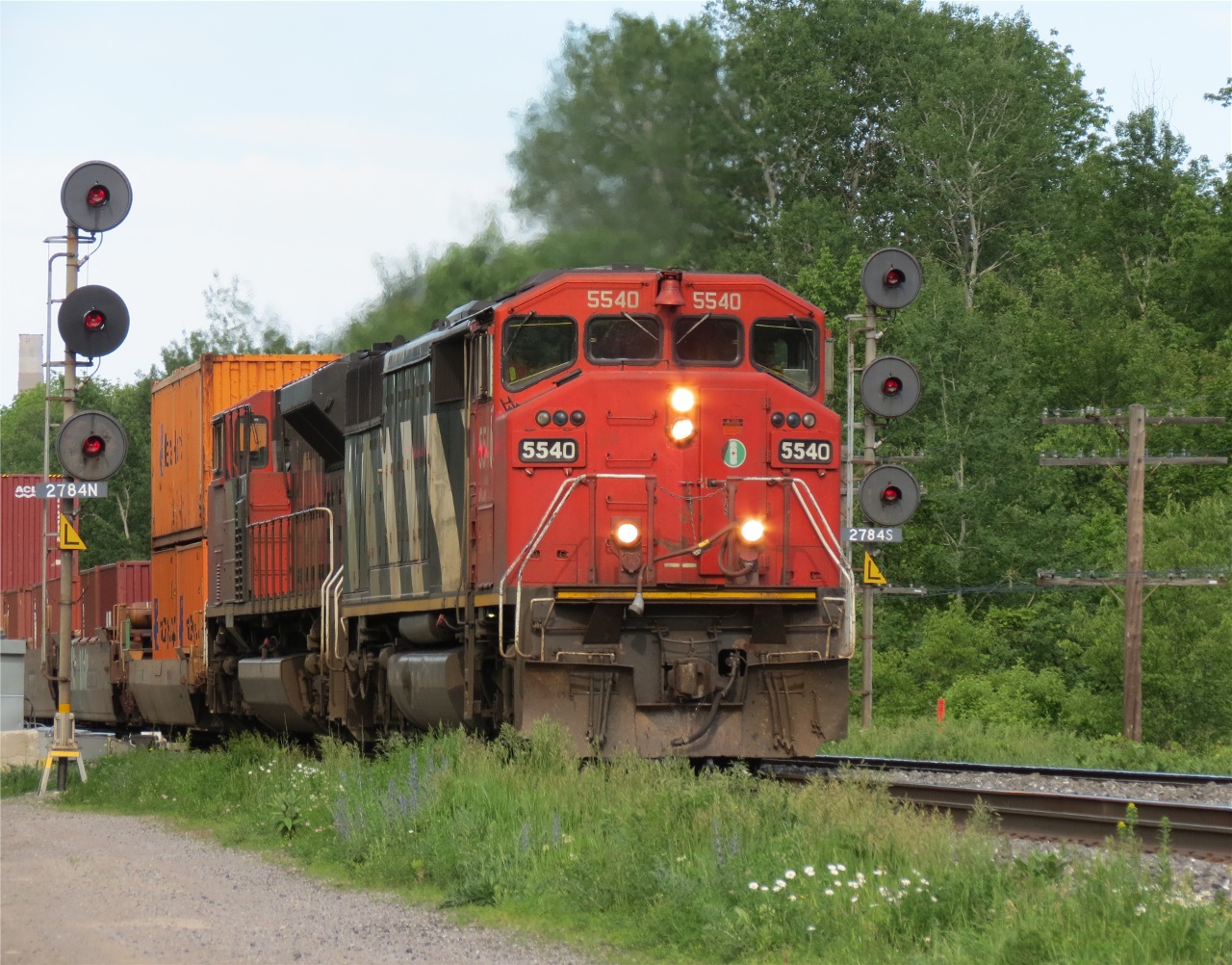 A "Draper Taper" leads the Montreal to Chicago intermodal train through the control point at Newtonville, Ontario.