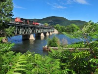 By a gorgeous Tuesday afternoon, CN 309 just pass over the Richelieu river at Beloeil, QC. 