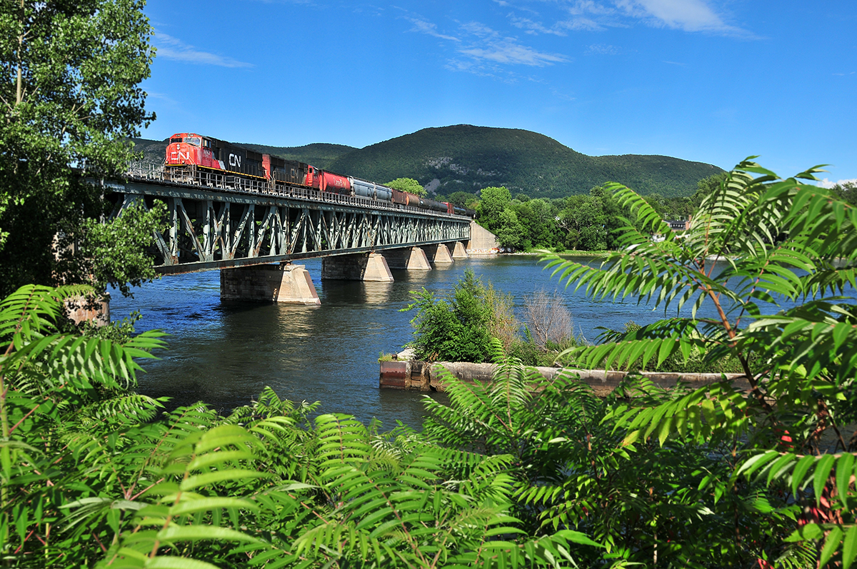 By a gorgeous Tuesday afternoon, CN 309 just pass over the Richelieu river at Beloeil, QC.