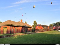 As the balloons starts to get up in the air, for the ''International de montgolfières de Saint-Jean-sur-Richelieu'', CN 323 takes slowly the curve in front of the ex-CN Station when some people salute them.