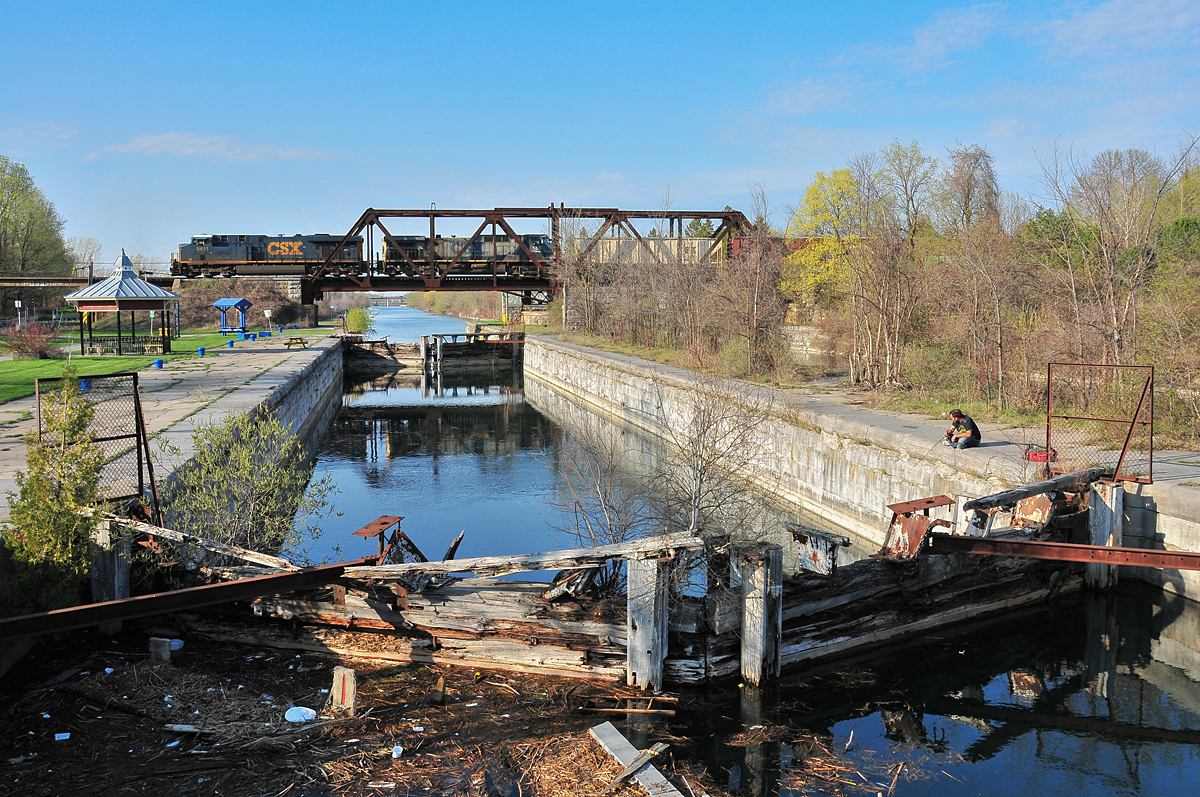 In the sunset, CN 326 is passing over the historical "Canal Soulange" under the regards of the local fisherman.
