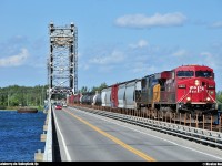 A little surprise on the CN 327 today ; The CP 8861 (GE ES44AC)leads that train. Here, especially on the CSX Montreal Subdivision, it's rare to have CP unit on the CN 326/327 consists. As you can see on the picture, the CN 327 cross the Beauharnois Canal on the Larocque bridge.