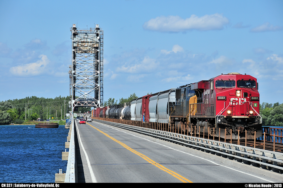 A little surprise on the CN 327 today ; The CP 8861 (GE ES44AC)leads that train. Here, especially on the CSX Montreal Subdivision, it's rare to have CP unit on the CN 326/327 consists. As you can see on the picture, the CN 327 cross the Beauharnois Canal on the Larocque bridge.
