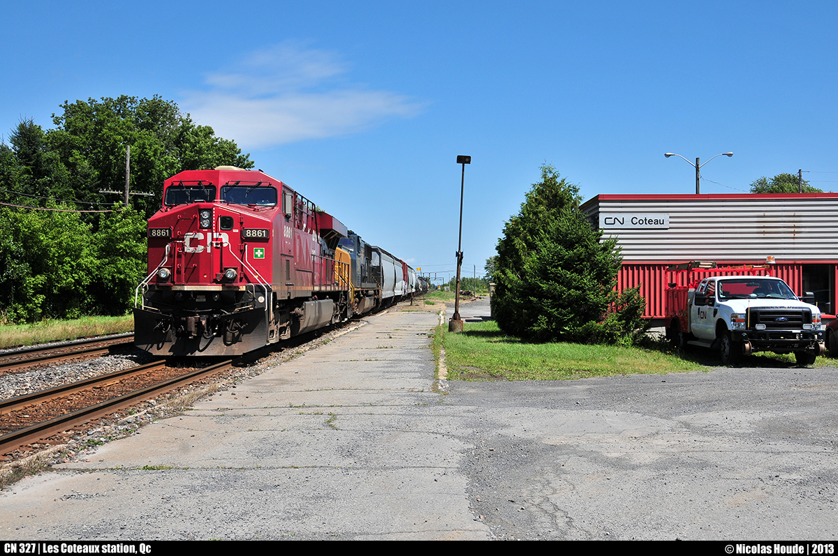 Unusual visit at Les Coteaux! An GE ES44AC, in CPR colors (#8861), leads the CN 327 of today. It's not every day we can catch a CPR unit at that place!