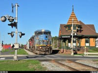 In the sunset, CN 393 pass in front of the old Acton Vale station. The station, built in 1904 by GT, was restored in 1983. In 2010, the station was rehabilitated in the original colors. 