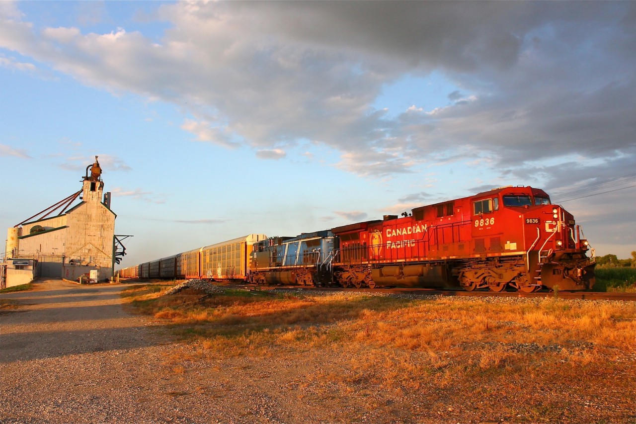 CP 147 rips through Arkwood with a leased CEFX AC4400CW trailing and a long stretch of loaded autoracks in the last hour of sunlight.