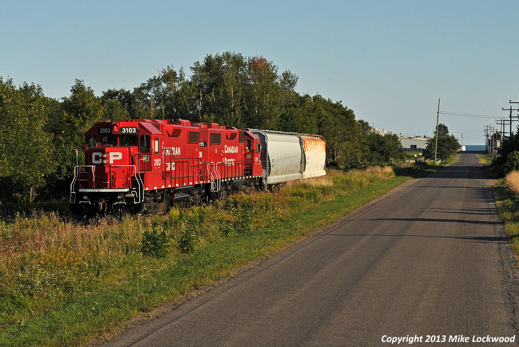 CP 3103 and 3111 return to their train with two from Sabia. 1823hrs.