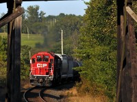 Racing east with a straight shot to Agincourt, CP 3103 and 3111 whip the Turd (T25) through the west end of the S-curve at Port Hope. 1853hrs.