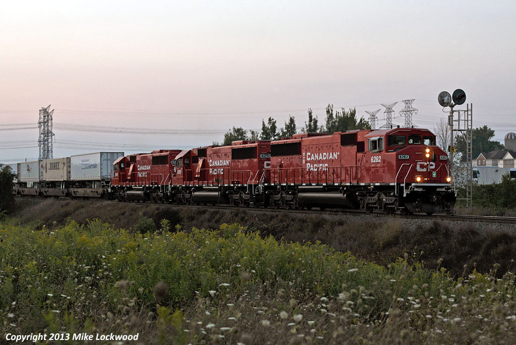 Having been soundly 'horizon' fudged, any shot of CP 6262, 6251, and 6248 on the eXpressway is better than no shot. 2013hrs.