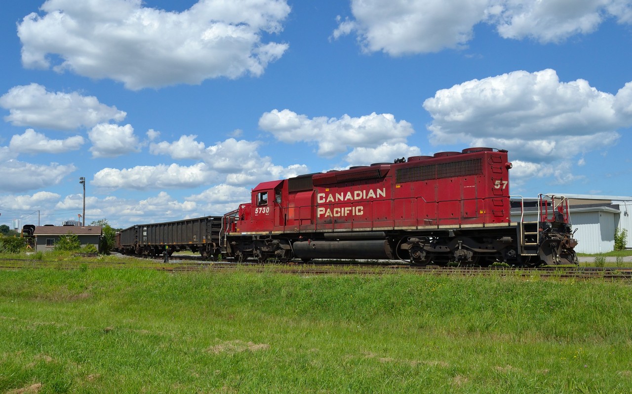 Current CP Windsor Yard engine 5730 shoves a long cut of gondolas back into the yard off of the ETR trackage.