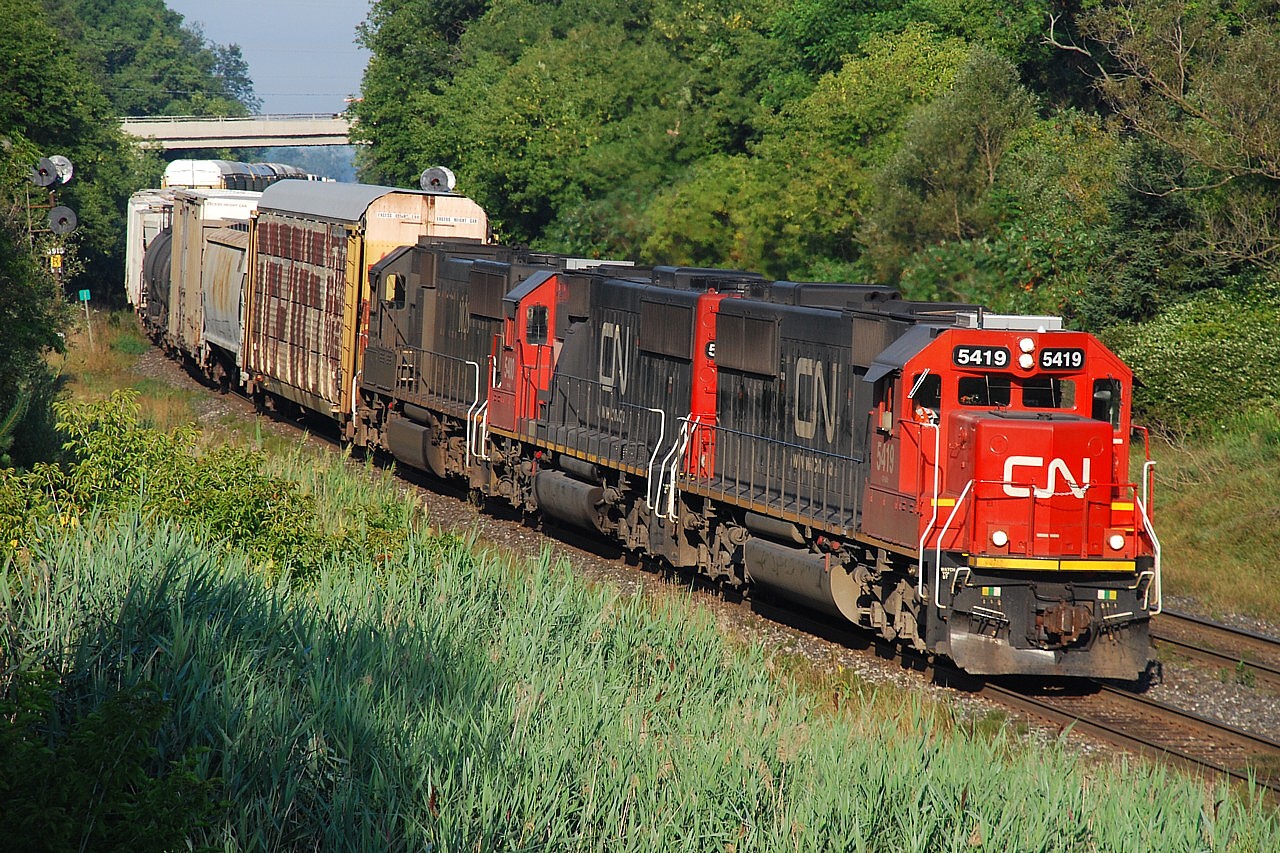 CN 332 begins the 9 mile descent to Bayview as it rounds the curve at Copetown with CN 5419, CN 5400 and IC 1028.