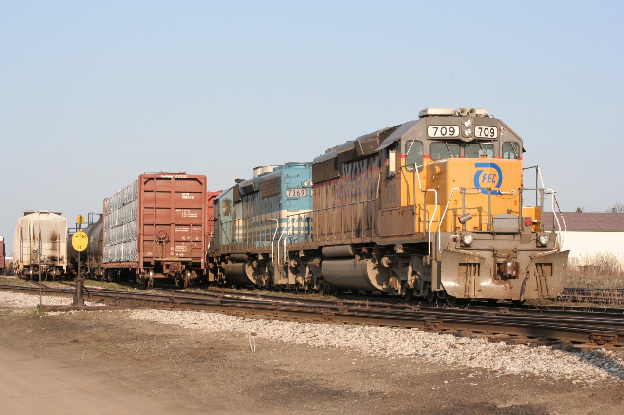 GEXR 431 is sitting dead again with the FEC unit on the point and no crew in sight.