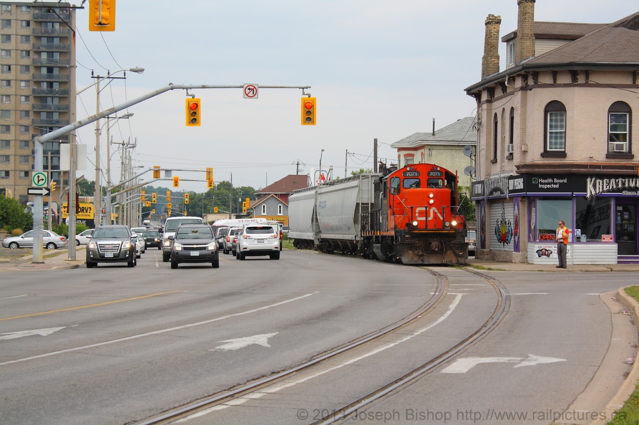 CN 580 pauses at the stop lights alongside cars on Clarence street.  They are making their weekly trip down the Burford Spur to Ingenia with 2 cars.  This was my first time shooting 580 on the Burford.