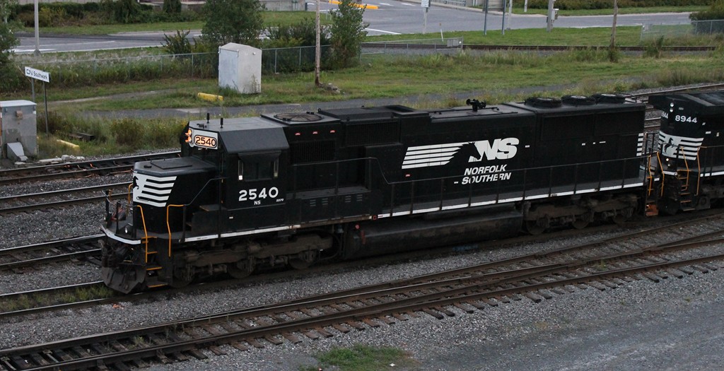 NS in Southwark yard lately arrive in night stay in yard the day and leave in the evening by Rouses Point Sub with cars according of a fan of train so yesterday lucky they move in the yard and hock up to cars after taken pictures but was not moving and bugs and darkness arrive but have a couple of photos