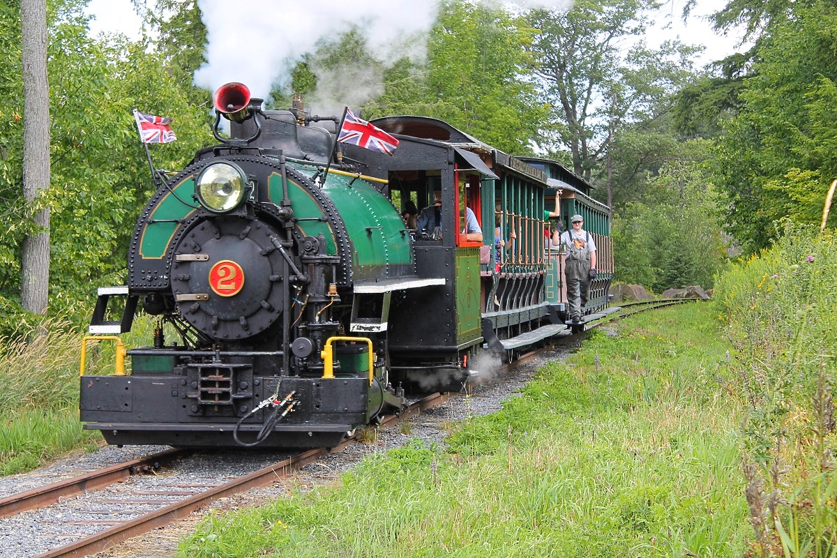 Almost done its 1 KM round trip, it pulls into the final destination with a friendly crew!