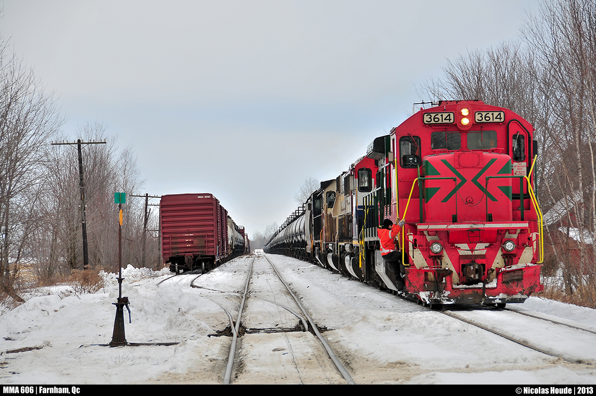 MMA 606 stops just before to enter in the small town of Farnham with light engines.