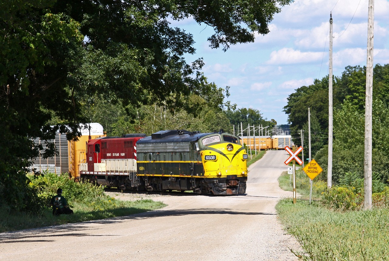 Ontario Southland FP9 #6508 backs his train of 21 empty autoracks around the west leg of the Cami wye  near the end of his day.