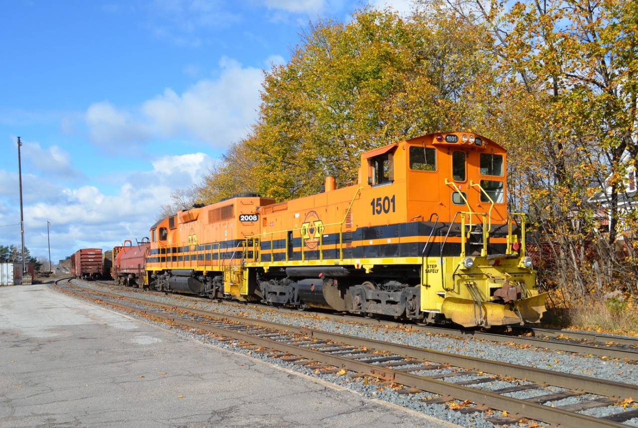 QGRY 1501 & QGRY 2008 shift the yard in Sault Ste Marie in preperation for the next Eastbound to Sudbury.