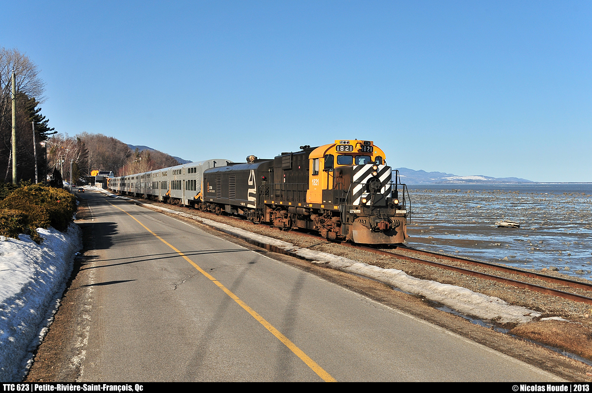 By a gorgeous Saturnday afternoon, TTC #623 just departed from Petite-Rivière-Saint-François station. The Charlevoix Subdivision, ex-CN Murray Bay Subdivision, is one of the most beautiful subdivisions of Quebec province.