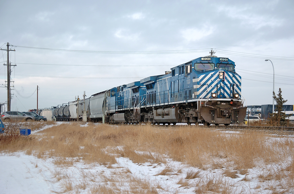 Leased by CP, CEFX 1020 and 1024 pull a lengthy mixed freight southbound. Both units are GE AC4400CW, and are nicknamed "Bluebirds" due to the CEFX paint.