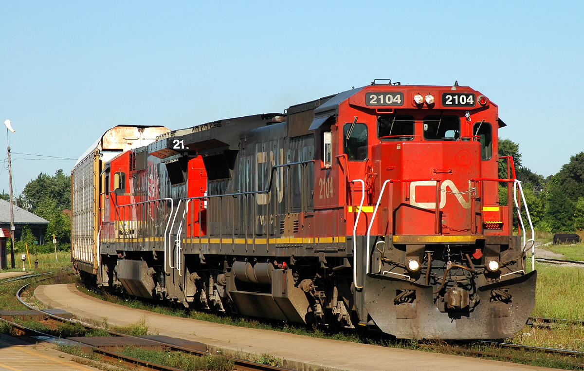 CN 2104 (ex-UP 9069, CNW 8557) and CN 2113 (ex-UP 9078, CNW 8566) leading 148 on a clear September morning