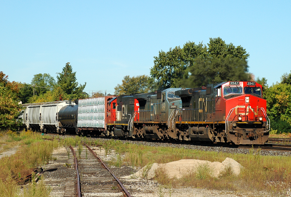 332 works it's way past the south yard with CN 2547 - IC 2459 - GTW 4916 leading the way