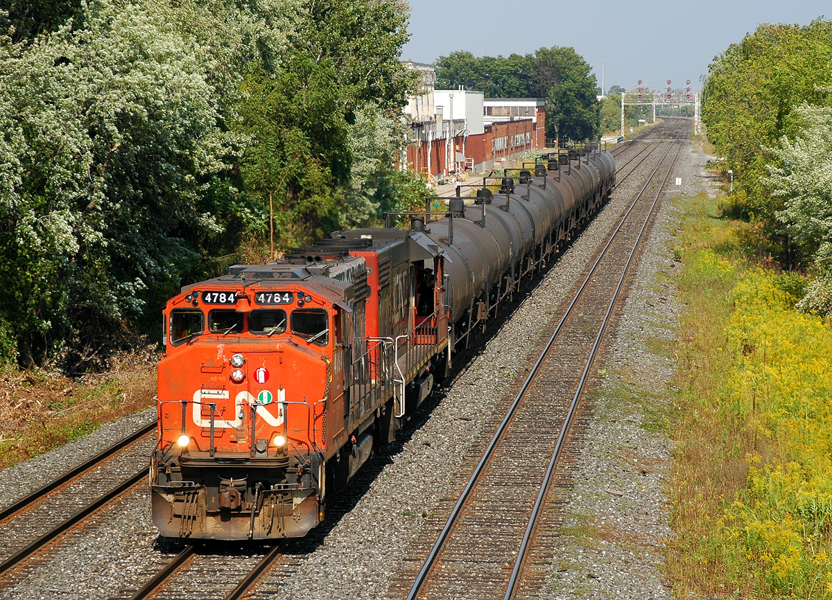 CN 4784 - CN 4700 rolling down the Oakville towards Aldershot with 12 tanks